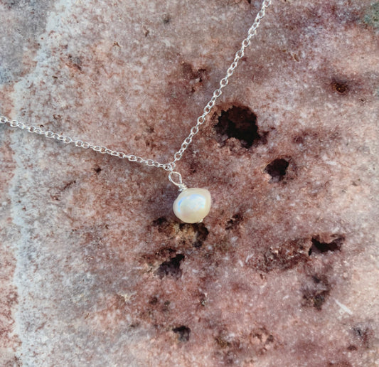 Dainty Pearl Necklace (Silver)